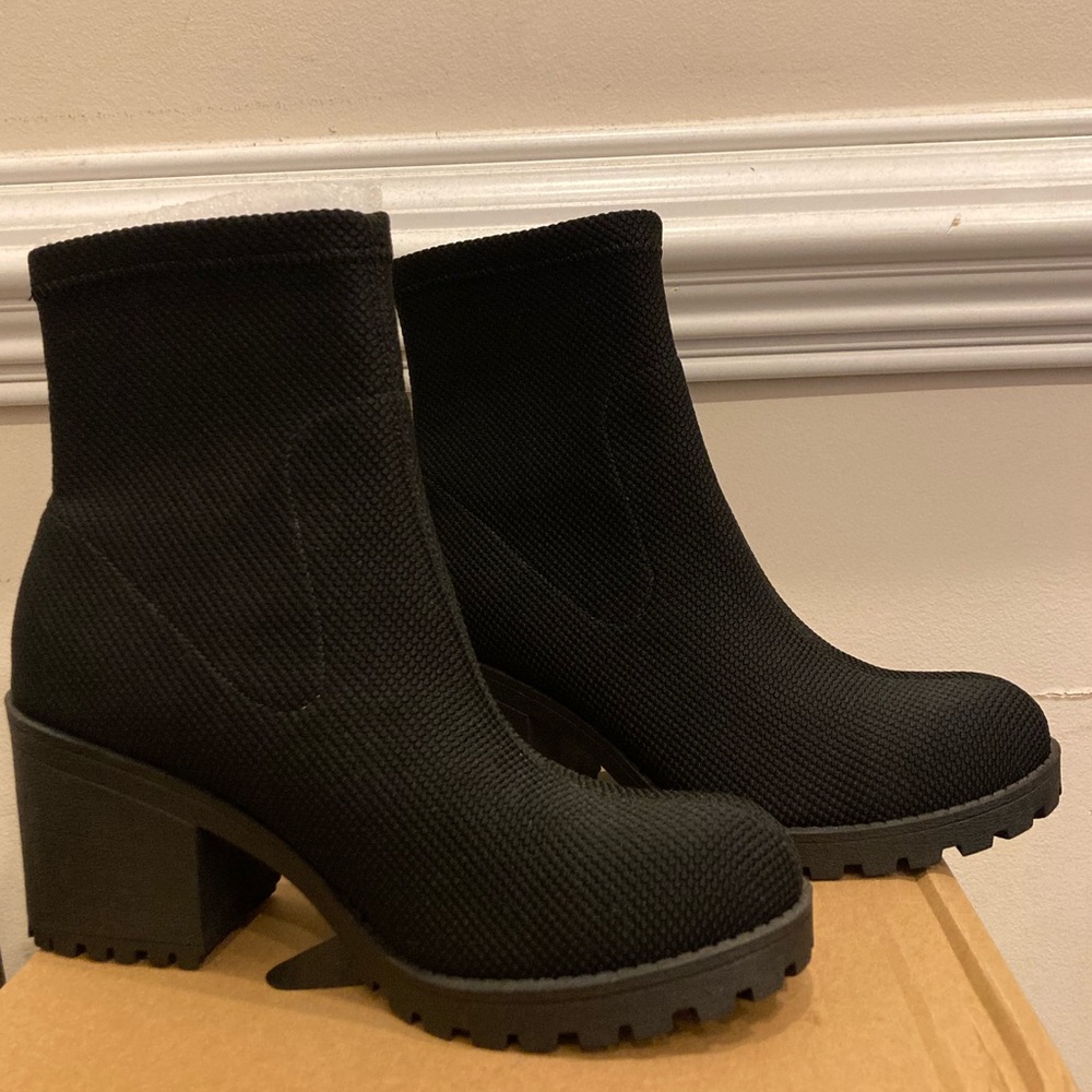 Brand New Dirty Laundry Lizzie Boots. Real Cute Bootie!